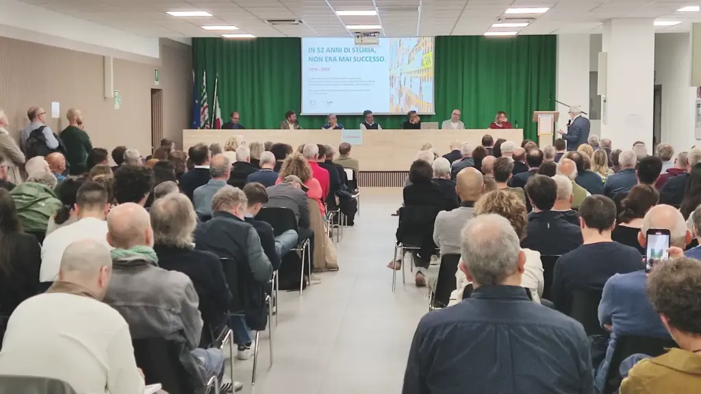 Anna Scavuzzo al tavolo dei relatori dell&rsquo;assemblea straordinaria sul blocco dell&rsquo;edilizia milanese convocata gioved&igrave; 8 ottobre da Consorzio Ccl e Cooperativa Lum, insieme a Cisl Milano Metropoli e Acli Milanesi (foto Tempi)