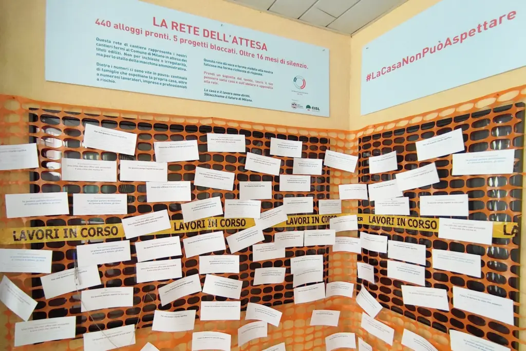 La “rete dell’attesa” che raccoglie pensieri e preoccupazioni dei soci delle cooperative di Ccl con progetti edilizi fermi da mesi a Milano (foto Tempi)