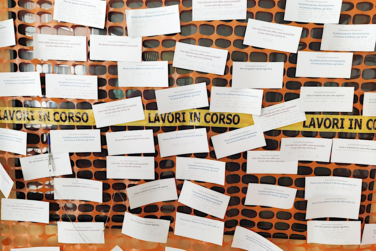La &ldquo;rete dell&rsquo;attesa&rdquo; che raccoglie pensieri e preoccupazioni dei soci delle cooperative di Ccl con progetti edilizi fermi da mesi a Milano (foto Tempi)