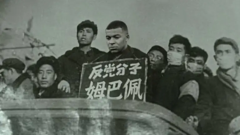 Un fotomontaggio diffuso sui social media ritrae il fuoriclasse del Real Madrid Kylian Mbapp&eacute; umiliato pubblicamente come avveniva durante la Rivoluzione Culturale in Cina. Nel cartello si legge: "Mbapp&eacute; elemento anti-partito". Nella foto originale, al posto del calciatore francese c'era Xi Zhongxun, padre dell'attuale dittatore della Cina Xi Jinping