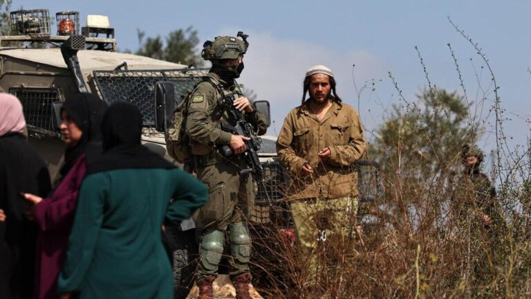L'esercito israeliano e un gruppo di coloni impediscono a donne palestinesi di raggiungere i propri terreni per la raccolta delle olive, nella città di Birzeit, in Cisgiordania, il 9 ottobre 2026