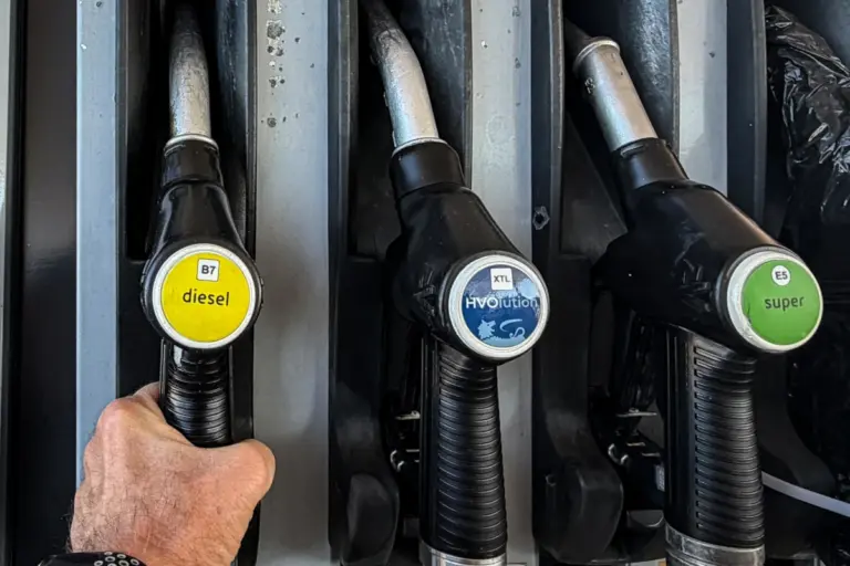Pompe di un distributore di carburanti Eni (foto Ansa)