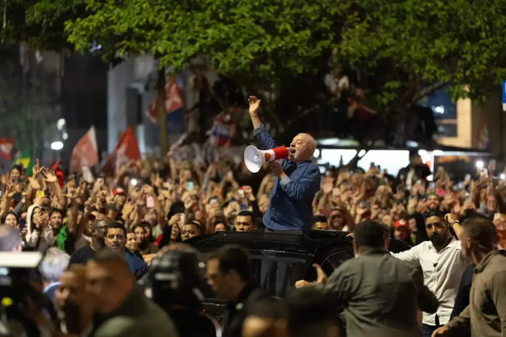 Lula, rieletto presidente del Brasile, urla dentro a un megafono festeggiando la sua rielezione con gli elettori