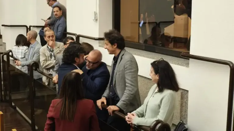 Abbracci nell'aula dell'Assemblea legislativa dell'Umbria dopo l'approvazione della legge sul suicidio assistito, Perugia 22 ottobre 2026 (foto Ansa)