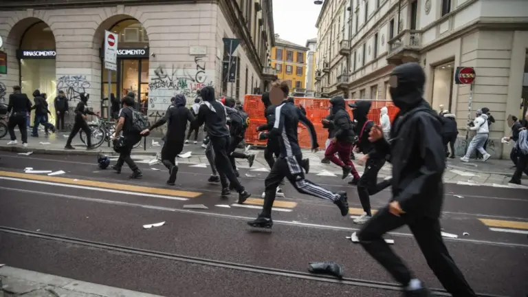 Scontri e saccheggi in Via Torino, dove giovani manifestanti hanno attaccato negozi e supermercati e infranto vetrine, Milano, 18 ottobre 2026
