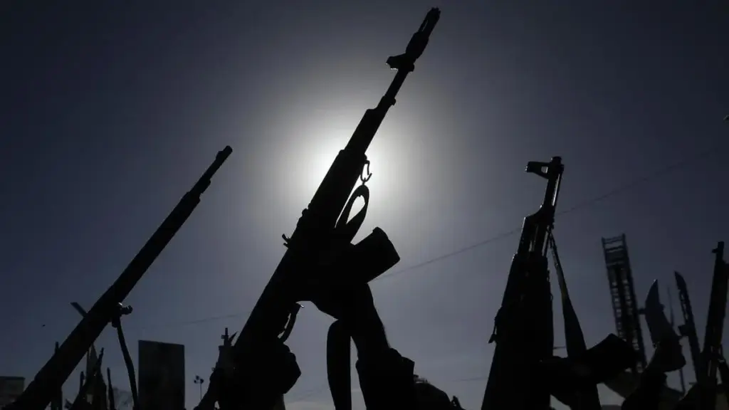 I sostenitori degli houthi in Yemen alzano i kalashnikov al cielo durante una manifestazione contro l'Arabia Saudita