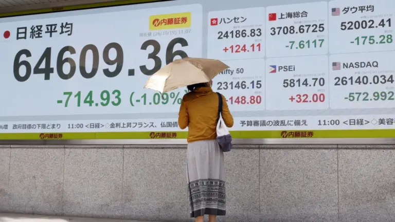 Donna osserva schermi con andamenti degli indici di borsa (foto Ansa)