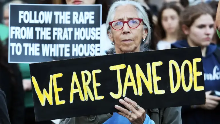 8 ottobre 2026, New York City, New York, USA: Una donna regge un cartello con la scritta "Siamo Jane Doe". Una manifestazione di diverse centinaia di persone, per lo più donne, ha mostrato solidarietà alla studentessa della Cornell "Jane Doe", che ha intentato causa dopo uno stupro di gruppo avvenuto nel 2024. I manifestanti si sono riuniti a Foley Quare e hanno chiesto misure più severe contro la violenza sessuale