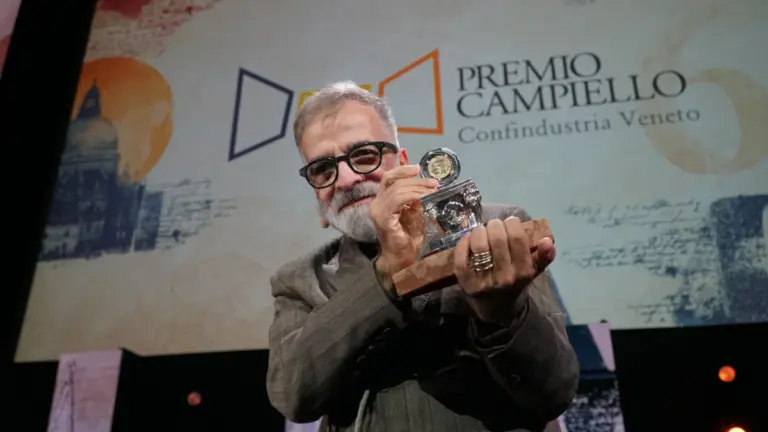Marcello Fois riceve il Premio Campiello 2026 per il romanzo “L’immensa distrazione” (foto Ansa)