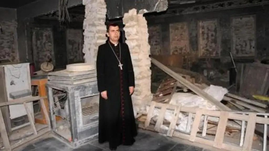 Amel Shimon Nona tra le macerie di una chiesa di Mosul distrutta dall'Isis nel 2014 