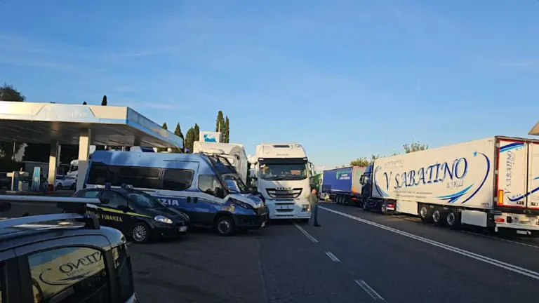 Presidio di autotrasportatori nella zona dell’aeroporto di Lamezia Terme contro il caro carburante, 16 ottobre 2026 (foto Ansa)