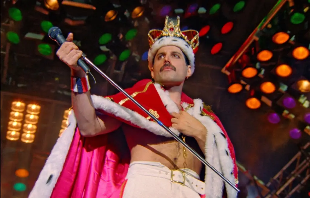 Fotogramma del film documentario “Queen Budapest” di János Zsombolyai con Freddie Mercury