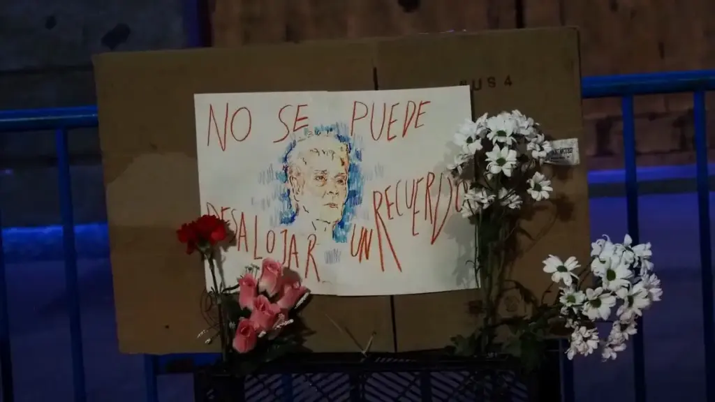 I manifestanti contro la crisi abitativa ricordano a Madrid Maricarmen Abascal, morta mercoledì dopo lo sfratto del 23 settembre, che aveva dato inizio alle proteste che hanno portato alla caduta del governo Sánchez