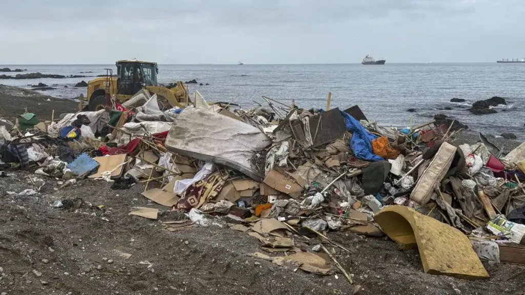 Le autorità spagnole liberano la spiaggia di Trampoline a Ceuta da tonnellate di rifiuti lasciati dai 3.000 migranti che sono stati sgomberati e spostati in un centro temporaneo di accoglienza