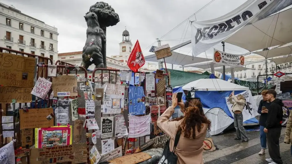 Protesta in Spagna contro la crisi abitativa a Puerta del Sol, Madrid