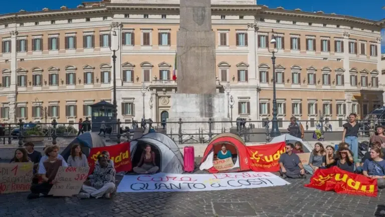 Gli studenti per protesta contro la crisi abitativa mettono le tende davanti Montecitorio. Roma, 12 ottobre 2026