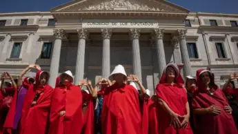 Inizia in Grecia il maxiprocesso all’utero in affitto