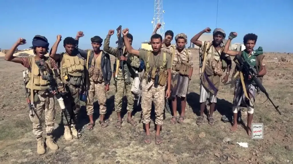 Un fermo immagine tratto da un video diffuso dall'emittente Al-Masirah Tv (gestita dagli houthi) l'8 ottobre 2026 mostra combattenti houthi impegnati in un'offensiva contro le forze yemenite sostenute dall'Arabia Saudita nella provincia di Taiz, in Yemen